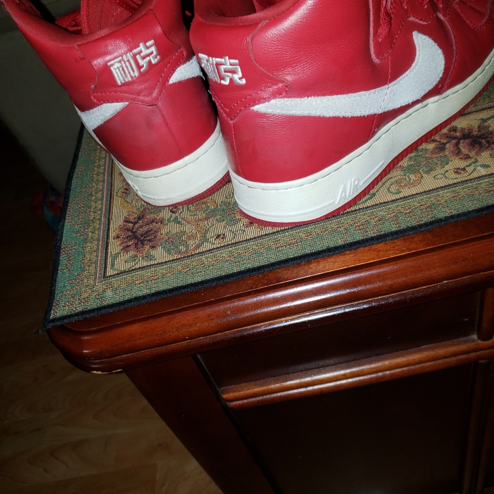 💨🦇SOLD🦇💨⚰️Nike Af1 Hi Retro QS Nai Ke-Gym Red/Summit off Wh. - Picture 2 of 2